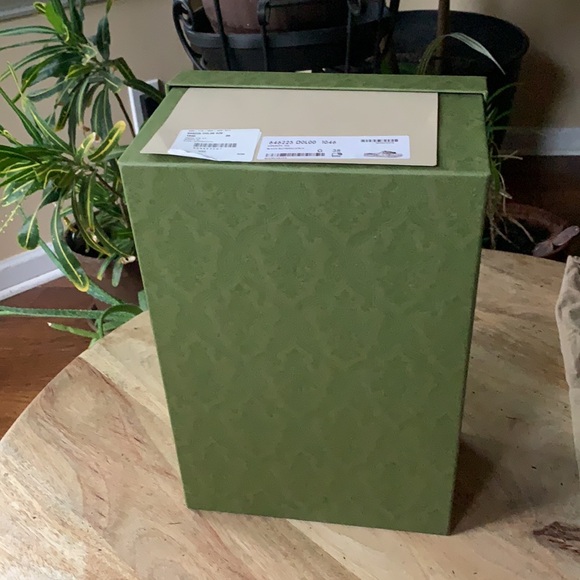 GUCCI Gift/Shoe Box w/Silk paper - Medium - Picture 6 of 7